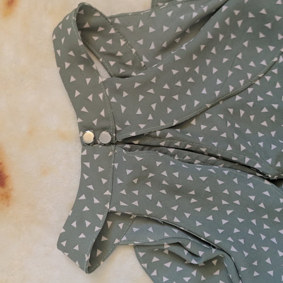 Sage green sleeveless blouse, with white triangle pattern, large, fits medium - Picture 3 of 3